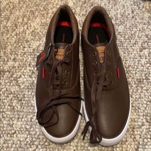 NWT Levi’s brown leather sneakers